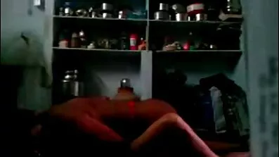 Blonde i en danskpornofilm top hoppe på en fyr pik