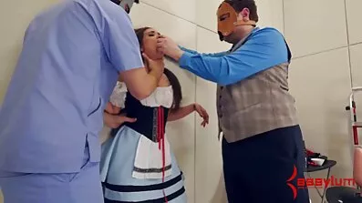 Trekant af brunetter kneppet af en fyr i en Gangbang erotiske sexfilm